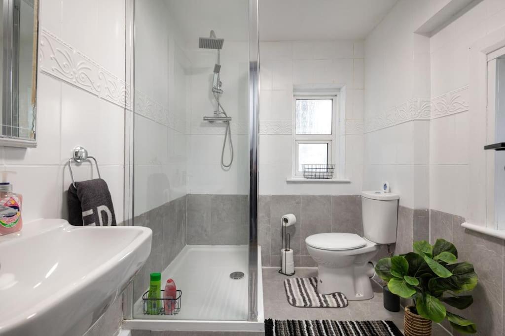 2A - Bright & Airy 2 Bed Flat - 20 Mins To Central London Exterior foto