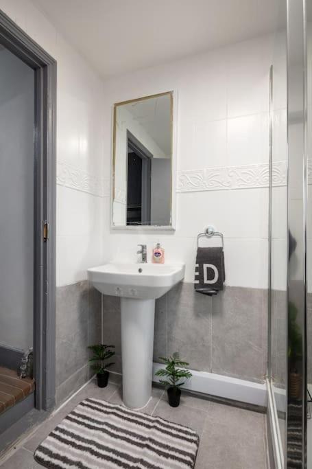 2A - Bright & Airy 2 Bed Flat - 20 Mins To Central London Exterior foto
