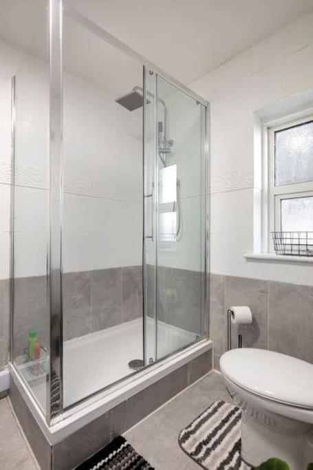 2A - Bright & Airy 2 Bed Flat - 20 Mins To Central London Exterior foto